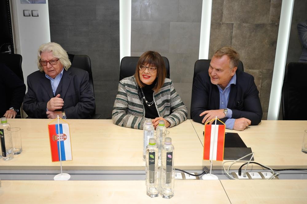 INVESTICIJA VREDNA 15 MILIONA EVRA: Maja Gojković obišla fabriku keramičkih pločica u Šapcu! (FOTO)