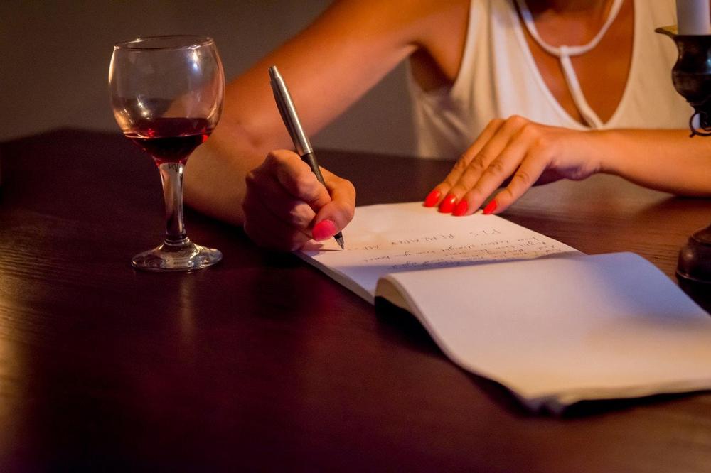 SAZNALA JE DA JE MUŽ VARA PA NAPISALA PISMO LJUBAVNICI: Njene reči SIGURNO su je ZABOLELE!