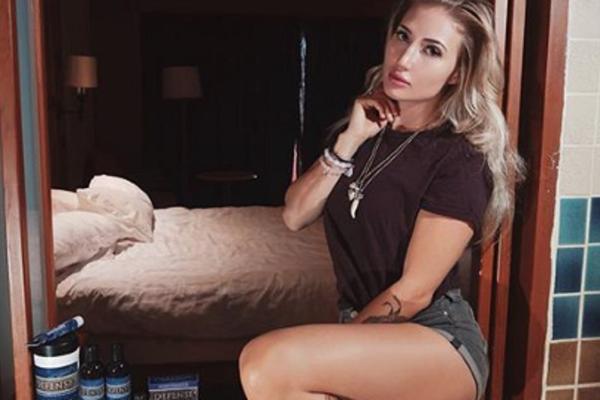 RUSKA ŽENSKA ZVER POTPUNO GOLA: Devojke nokautira u ringu, a muškarce OVAKO!