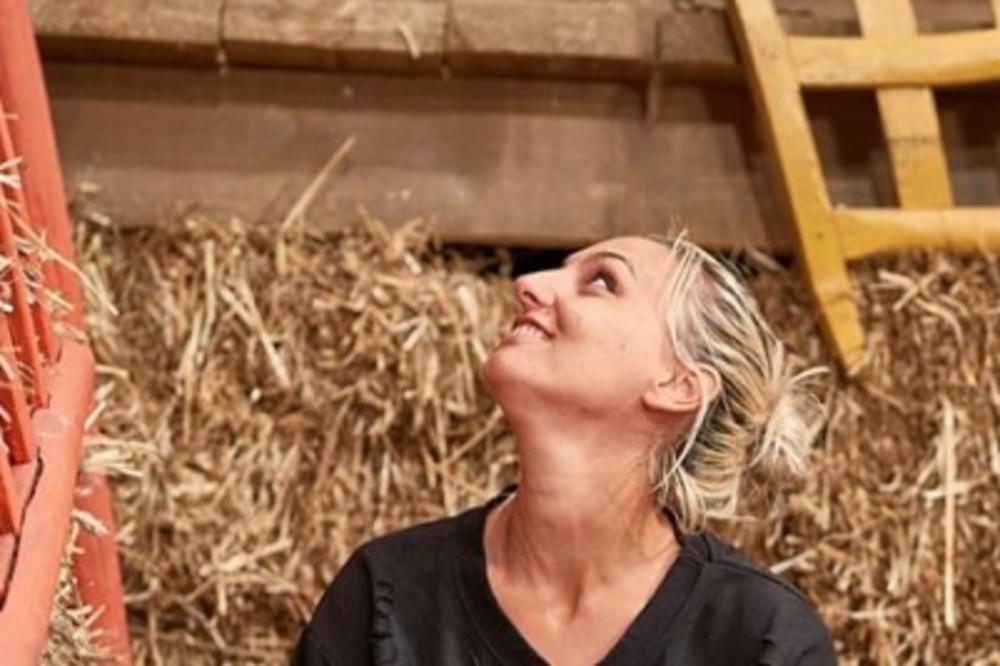 BOLNI JECAJI ODZVANJALI GROBLJEM: Tragično nastradalu učesnicu FARME ispratili na počinak uz NAJPOTRESNIJU PORUKU