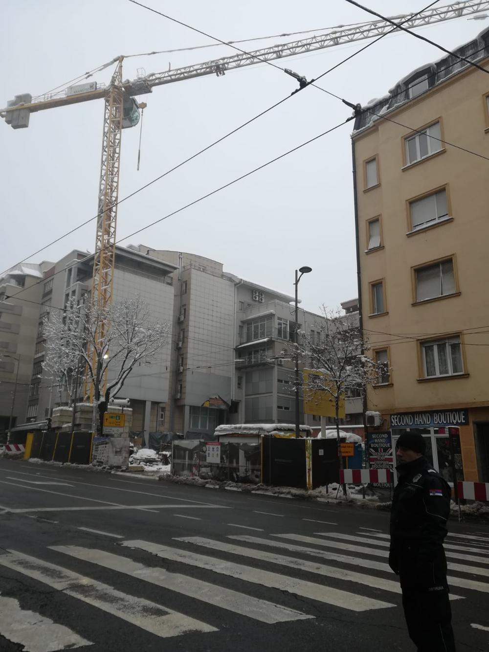 Kran od 30 metara preti da se SRUŠI  