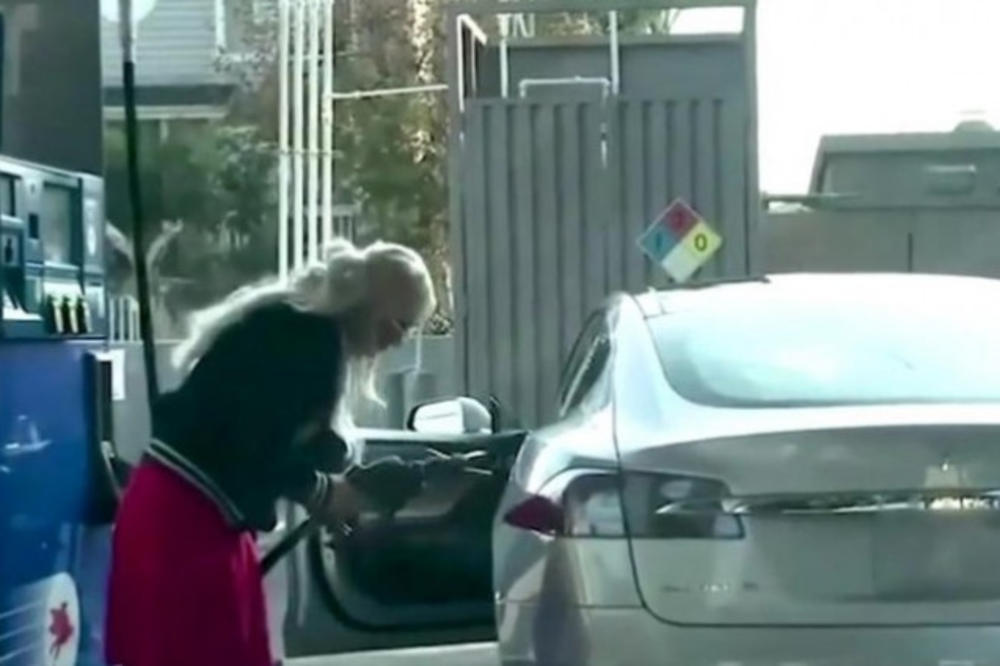 OVA ŽENA JE HIT! Pokušala da sipa GORIVO U ELEKTRIČNI AUTOMOBIL! Shvatila je da nešto nije u redu, a onda...(VIDEO)