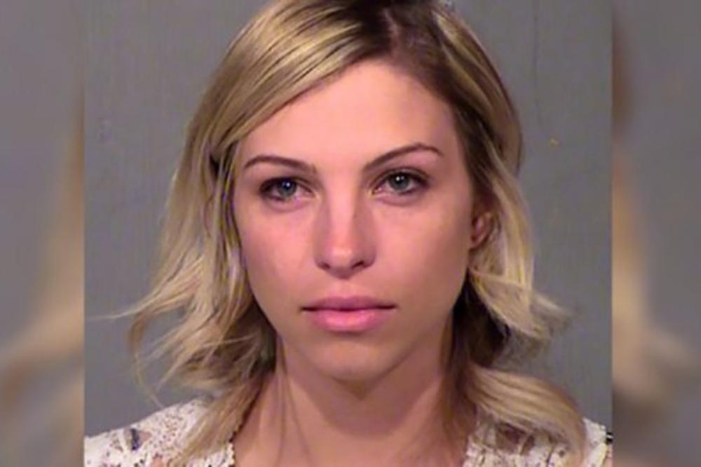 PROFESORKA IMALA ODNOSE SA UČENIKOM (13): Isplivale poruke i nage fotografije koje mu je slala, ali ona poriče?!