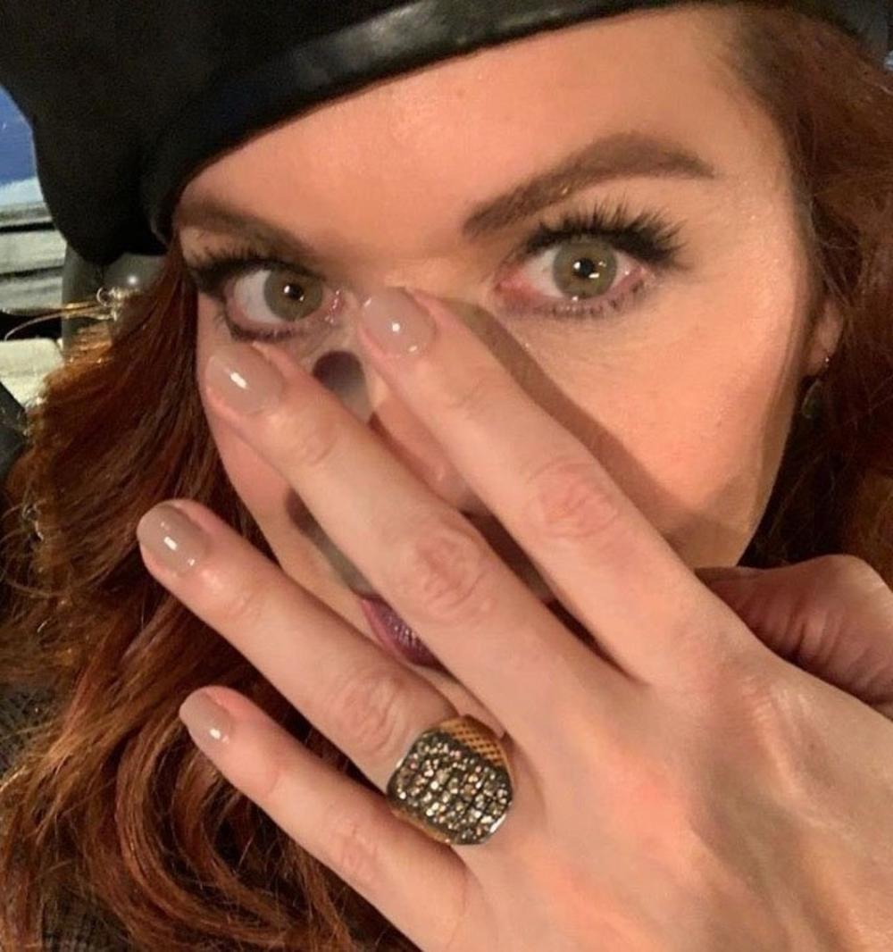 Dame imaju kratke i uredne nokte jer veštački više nisu u modi  