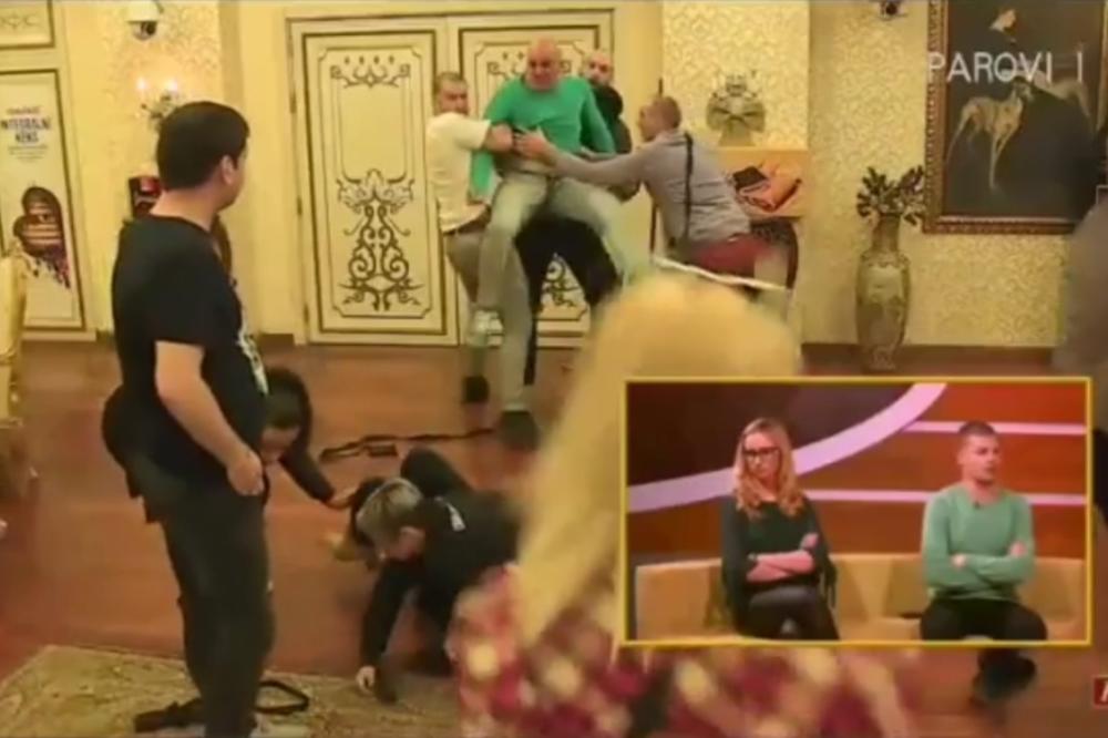 BAKI TUKAO MILIJA, OD BESA ČUPAO VRATA Petorica ga sprečavala da ne padne krv, ovakvu TUČU još nismo videli!