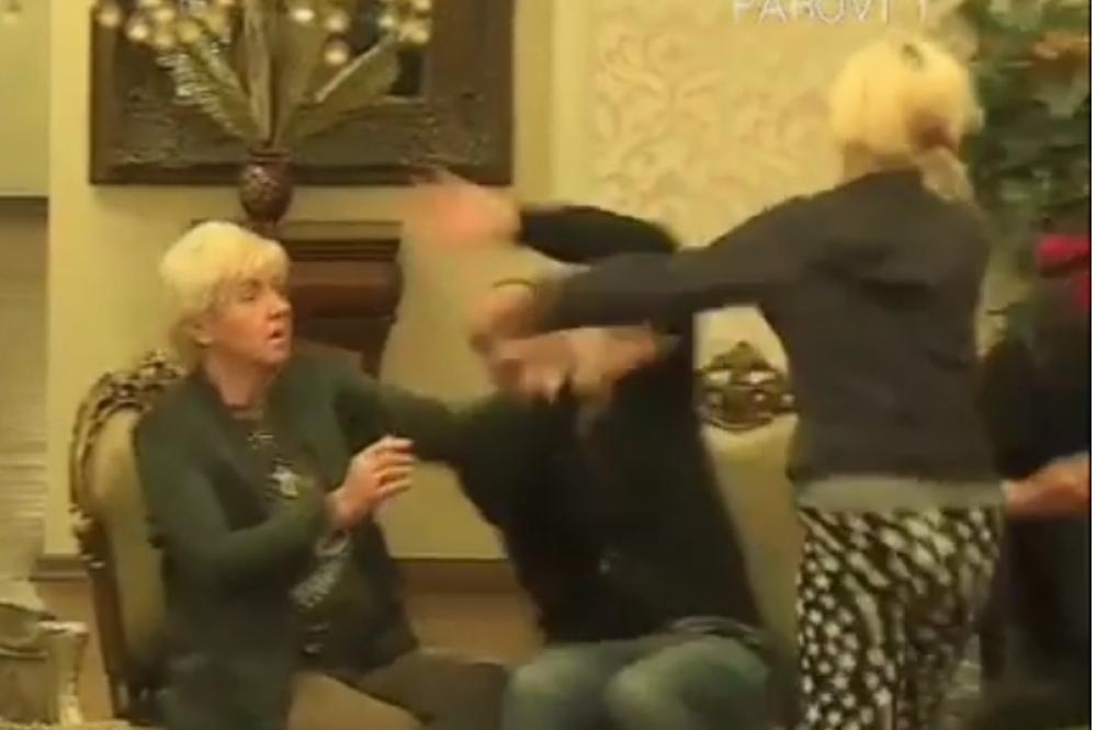 TUKLA GA PESNICAMA DO IZNEMOGLOSTI Ukućani potrčali da ga spasu, uletelo obezbeđenje! (VIDEO)