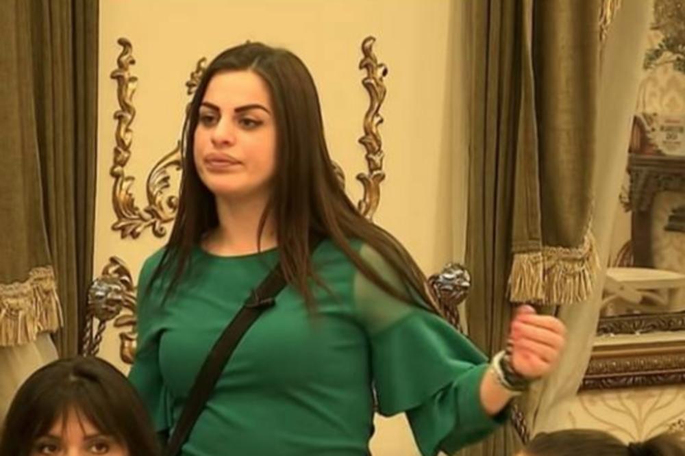 Dina Galorini priznala sa kojim UKUĆANOM je vodila ljubav iza JELKE! A tek kada čuje njegova SUPRUGA leteće PERJE