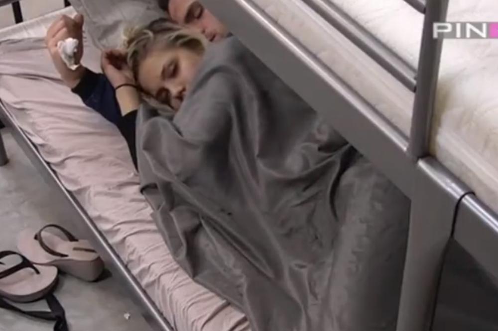 BANE, ZAISTA PREKINI! Ovaj potez Čolaka sve zgrozio: Pijanoj Dorotei zavlačio ruku u MEĐUNOŽJE!