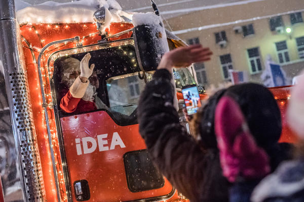 NOVOGODIŠNJI IDEA KARAVAN PRONOSI BAJKU SRBIJOM: Podeljeno više od 5.000 paketića mališanima u više od 50 bolnica