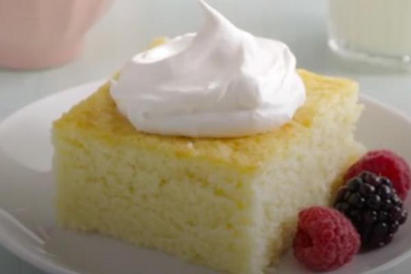 JEDNOSTAVAN KOLAČ ZA KOJIM SU SVI POLUDELI: Kada vidite koliko se lako pravi, probaćete ga JOŠ DANAS (VIDEO)