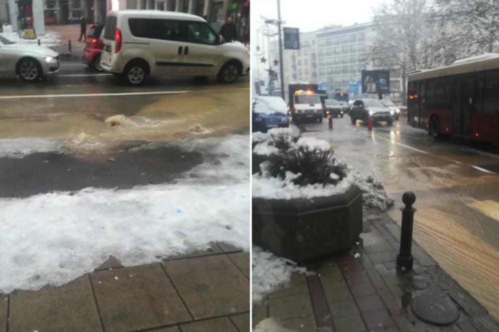 GEJZIR NA TRGU NIKOLE PAŠIĆA! Izlila se cev, ljudi prolaze u neverici, SITUACIJA JE ALARMANTNA! (FOTO)(VIDEO)