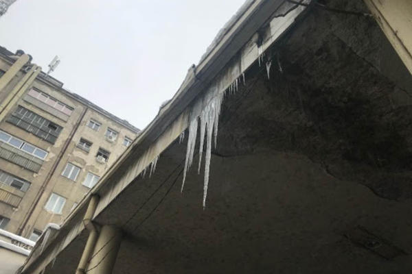 KAZNE ZA NEUKLANJANJE SNEGA I LEDA IDU I DO 100.000 DINARA: Komunalna milicija UPOZORILA GRAĐANE