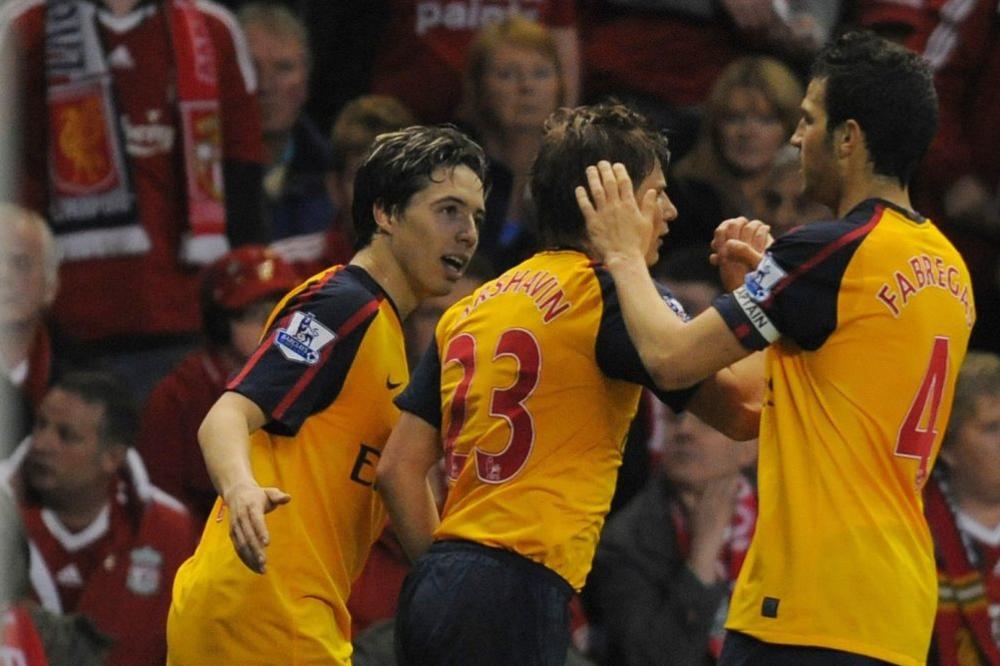 ZAVRŠIO KARIJERU, PA SE RAZUZDAO: Sad je iz striptiz kluba izveo dve devojke, a prelepu ženu ostavio kod kuće!