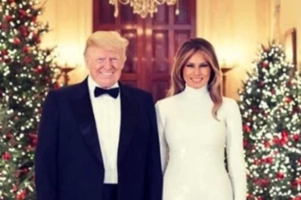 BOŽIĆNA FOTOGRAFIJA DONALDA TRAMPA I MELANIJE ZBUNILA I ODUŠEVILA SVET: Da li vidite nešto čudno? (FOTO)