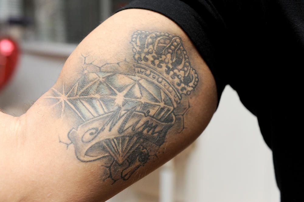 ISTETOVIRAO JE RUKU I PONOSNO POKAZIVAO SVIMA! Kada je SAZNAO šta zaista PIŠE na njoj ZAŽALIO JE (FOTO)