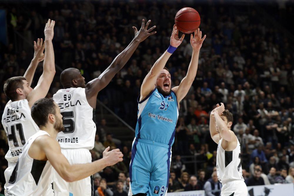 GROBARI DOČEKALI ŠTIMCA NA NOŽ: Odjekivale uvrede na račun bivšeg igrača Zvezde u Pioniru!