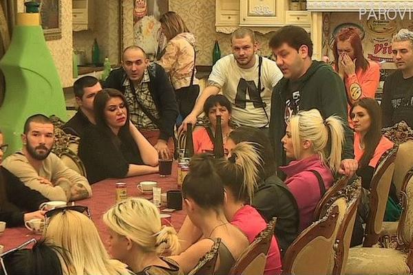 NIKO VIŠE NEĆE UZETI U USTA MOJU POKOJNU MAJKU: Ivan Marinković ZAPRETIO takmičarima, u vili nastao MUK!