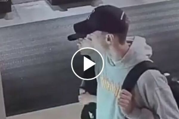 OVO JE UBICA S NOŽEM: Prišao je čoveku koji je sedeo na klupi i IZMASAKRIRAO GA! (VIDEO)