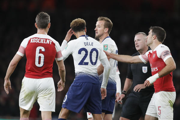 LUDILO U LONDONU: Ali šmekerskim potezom zapušio usta navijačima Arsenala! Oni ga pogodili flašom u glavu!