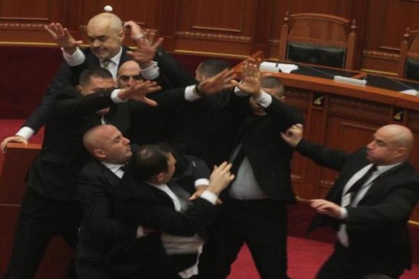 ŠOKANTNO! BRUTALAN NAPAD NA EDIJA RAMU! Potpuni HAOS u ALBANSKOJ SKUPŠTINI