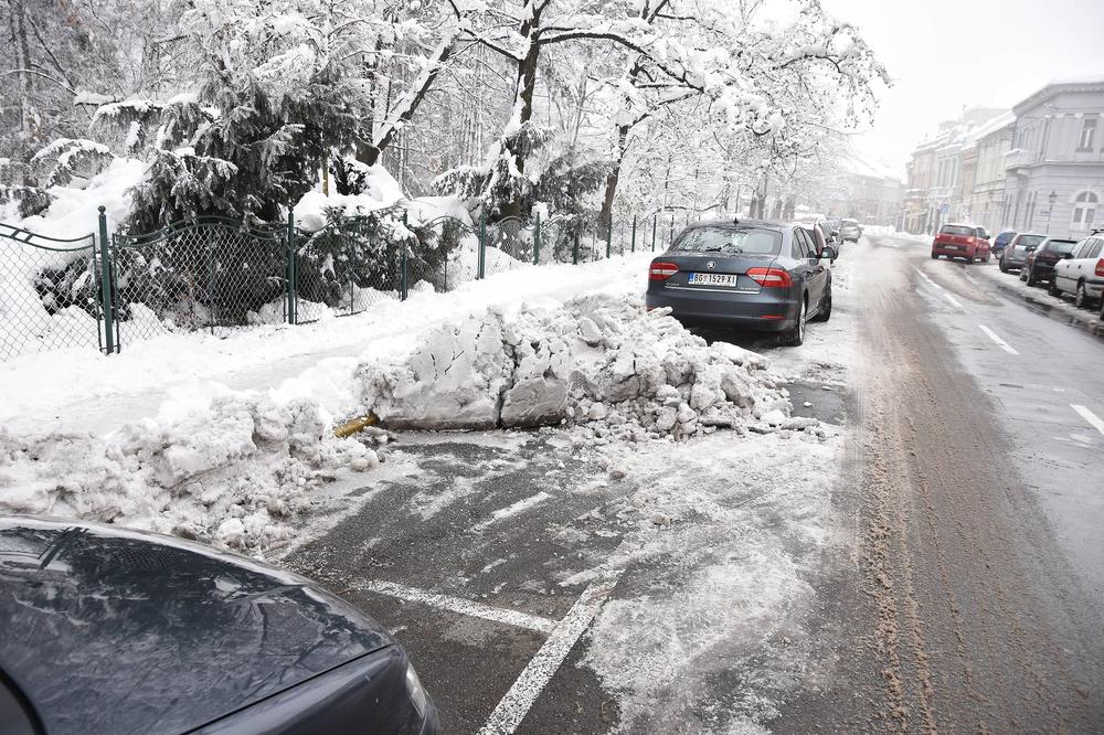 PARKING MESTO ZATRPANO SNEGOM, ALI MORA DA SE PLATI? Šta o tome kažu iz Parking servisa? (FOTO)