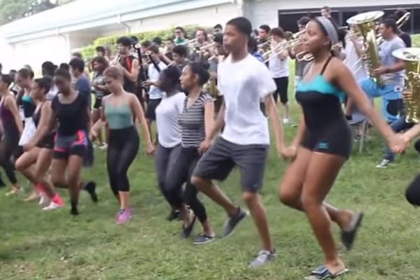 SNIMAK KOJI JE ODUŠEVIO SRBIJU: Pogledajte kako izgleda kada AMERIKANCI zaigraju srpsko kolo! (VIDEO)