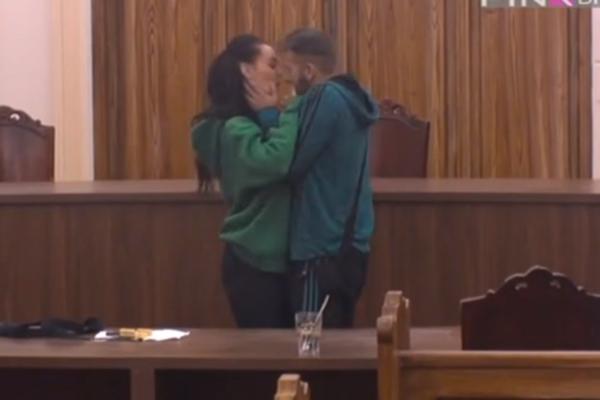 ANA KORAĆ DOHVATILA OVOG ZADRUGARA: Snimljeni u naletu strasti dok su se krili u SUDNICI