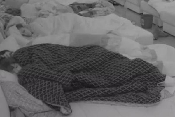 EVO KAKO MILJANA OPET PRAVI BEBU U RIJALITIJU! Ovoga puta nije odozgo, ali kamere jasno snimile njen SE*S sa Zolom!