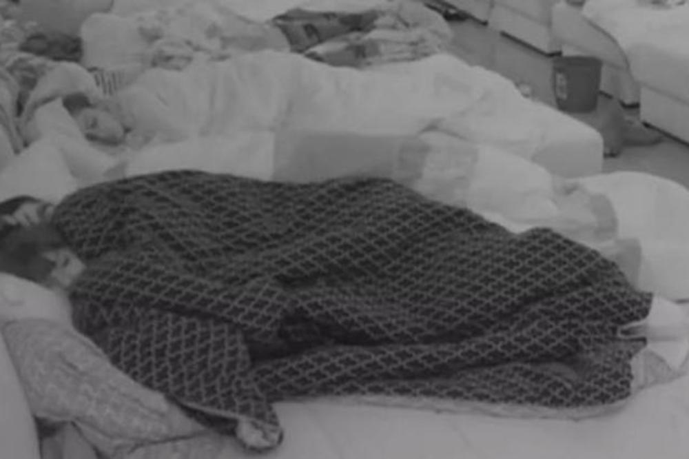 EVO KAKO MILJANA OPET PRAVI BEBU U RIJALITIJU! Ovoga puta nije odozgo, ali kamere jasno snimile njen SE*S sa Zolom!