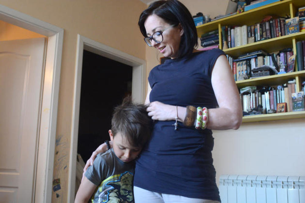 NEMOJ DA SE SEKIRAŠ MAMA, DRUGARI ĆE NAS ODBRANITI! Tatjani i njenom sinu preti ULICA! OVOG PUTA DOLAZI  BRAVAR