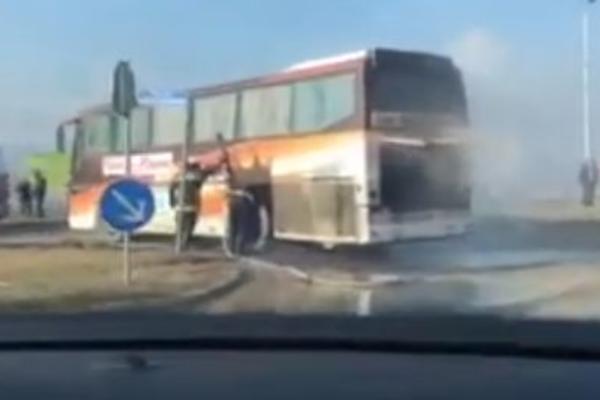 ZAPALJEN AUTOBUS U KOSOVSKOJ MITROVICI: Unutra su bili građani! (VIDEO)