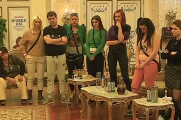 PAROVI PODRŽALI DINU GALORINI: Zbog OVE ukućanke napravili PROTEST i zahtevaju da je POD HITNO izbace NAPOLJE!