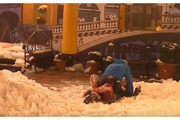 SVE PRŠTI OD STRASTI: Dohvatili se Dina i Baki B3 pa se valjali u SNEGU! Niko više NE VERUJE da su samo PRIJATELJI!