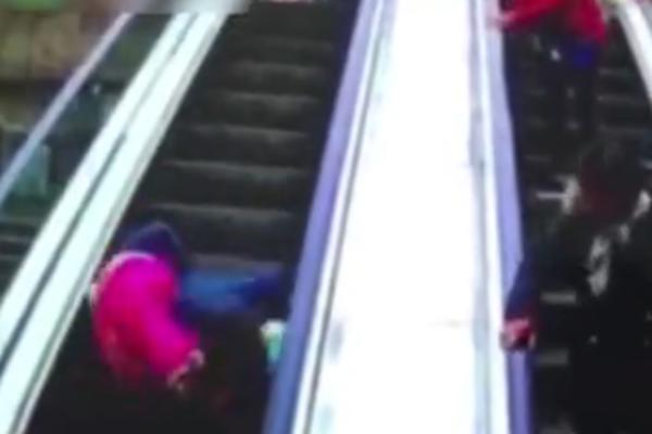 STRAVIČAN SNIMAK IZ SUPERMARKETA: Baka i unuče doživeli PAKAO NA POKRETNIM STEPENICAMA! (VIDEO)