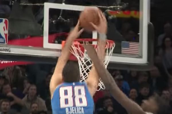 SA DVE RUKE, PRIJATELJU, SA DVE RUKE, IJAOOO! Bjelica bacio komentatora u trans, a njegovo zakucavanje je u Top 10!