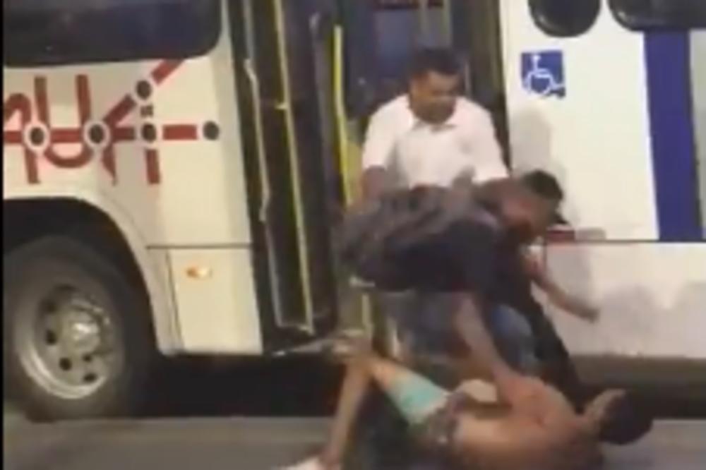 DIVLJAK POKUŠAO DA UKRADE AUTOBUS: A onda su ga dohvatila BRAĆA! (VIDEO)