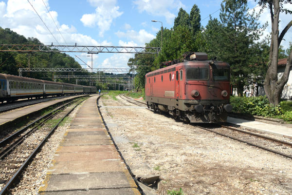VOZ SA OPASNIM HEMIKALIJAMA ISKOČIO IZ ŠINA: Incident na železničkoj stanici u Beogradu!