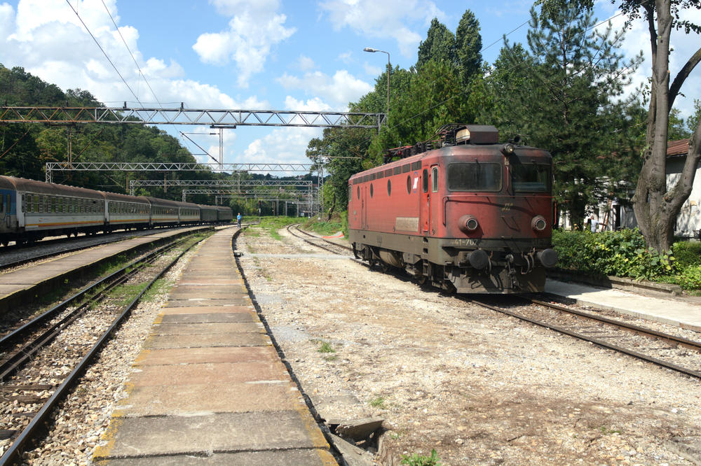 VOZ SA OPASNIM HEMIKALIJAMA ISKOČIO IZ ŠINA: Incident na železničkoj stanici u Beogradu!
