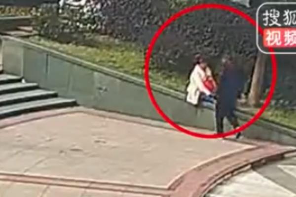 IZ ŽBUNA JE IZAŠAO NEPOZNATI MOMAK I NAPAO DEVOJKU: Počeo da je ljubi,  pogledajte šta je ona uradila! (VIDEO)