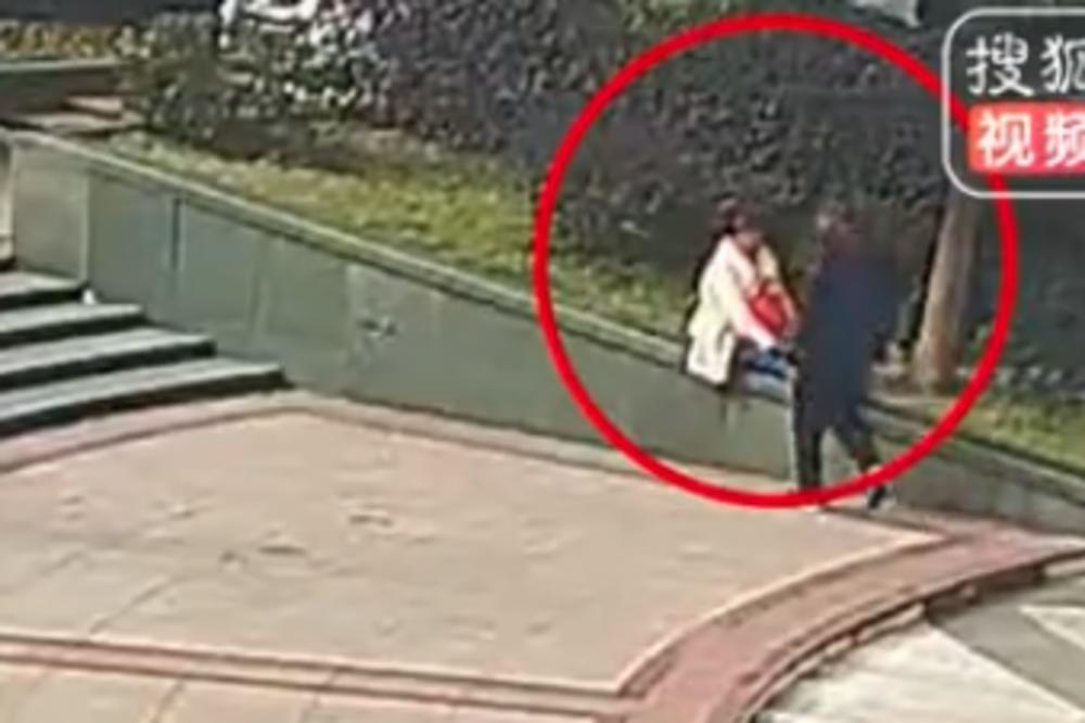 IZ ŽBUNA JE IZAŠAO NEPOZNATI MOMAK I NAPAO DEVOJKU: Počeo da je ljubi,  pogledajte šta je ona uradila! (VIDEO)