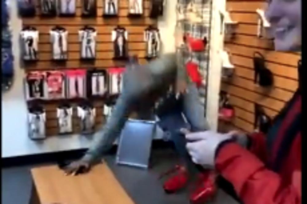 TINEJDŽERKA SLOMILA VRAT U ŠTIKLAMA: Pala je na pod, za pet minuta bila je u Urgentom centru (VIDEO)