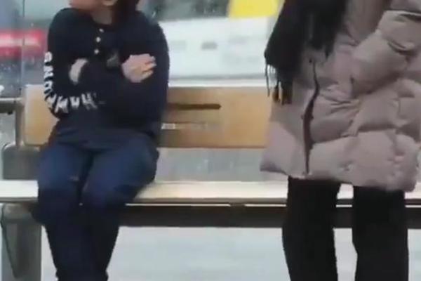 ZBOG OVOG PRIZORA SA AUTOBUSKE STANICE LJUDI RONE SUZE: Dečak sedi bez JAKNE, a ljudi su ŽIVOTINJE