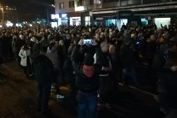 ODRŽAN PROTEST POD NAZIVOM JEDAN OD PET MILIONA: Građani se okupili na platou ispred Filozofskog fakulteta!