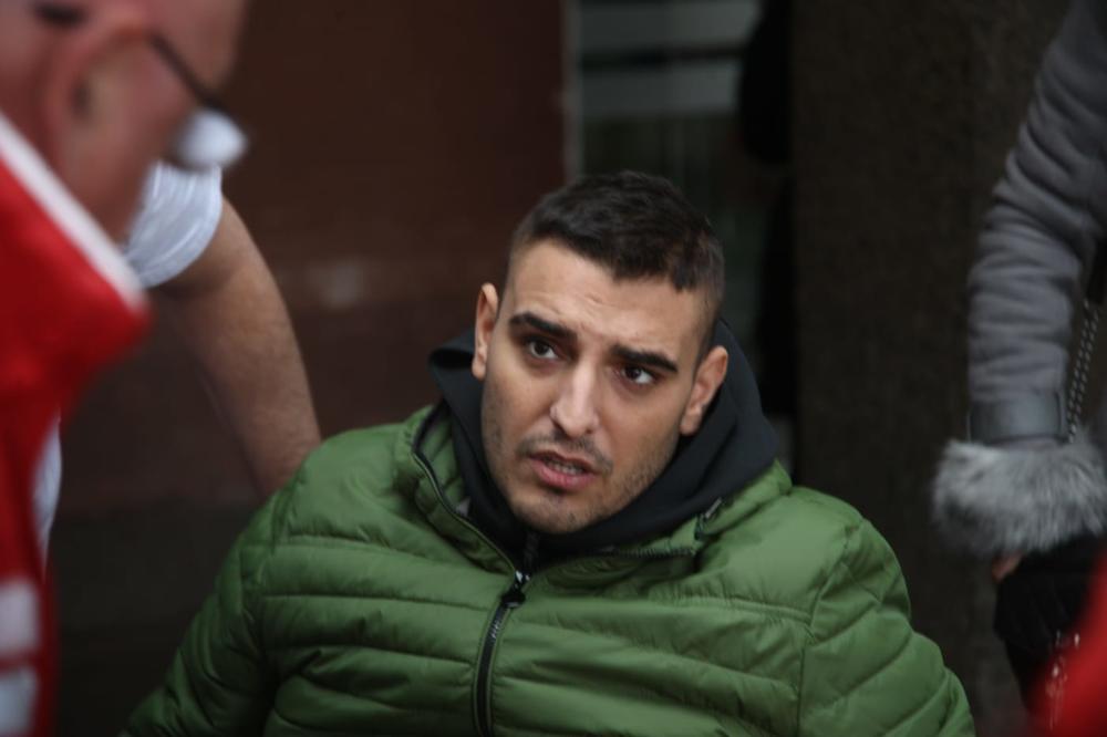 PEVAČ POSETIO DARKA U BANJI: Moj brat je postao MANEKEN! Lazić se PREPOLOVIO, a OŽILJAK od nesreće je UPADLJIV!