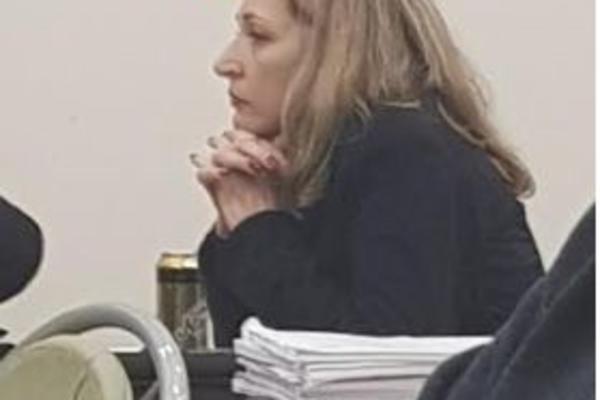 POLITIČARKA UHVAĆENA S PIVOM NA SEDNICI SKUPŠTINE: Šta se krije iza ove fotografije koja kruži Srbijom?