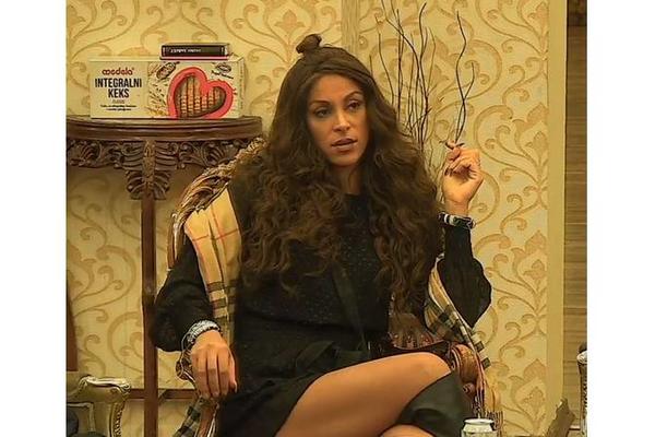 NJENIM GNUSNIM LAŽIMA JE DOŠAO KRAJ: Mea Bond tvrdila da joj je majka MRTVA, a onda se ona javila UŽIVO U PROGRAM!