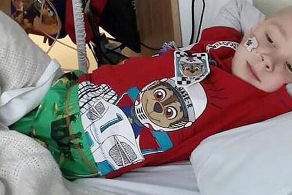 DEDA MRAZE, MOLIM TE DONESI MI KOSU, ALI DA BUDE KOVRDŽAVA: Teško bolesni dečak rasplakao je sve svojom željom