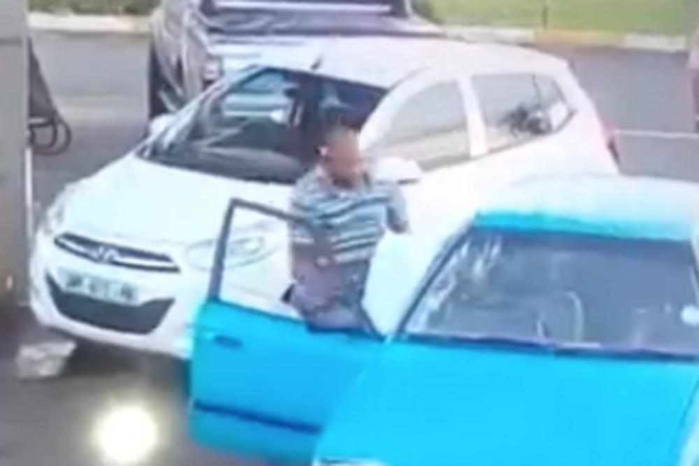 A SAMO GA JE MALO ZAKAČIO: Grmalj izašao iz belog auta i UBIO BOGA U NESREĆNIKU! (VIDEO)