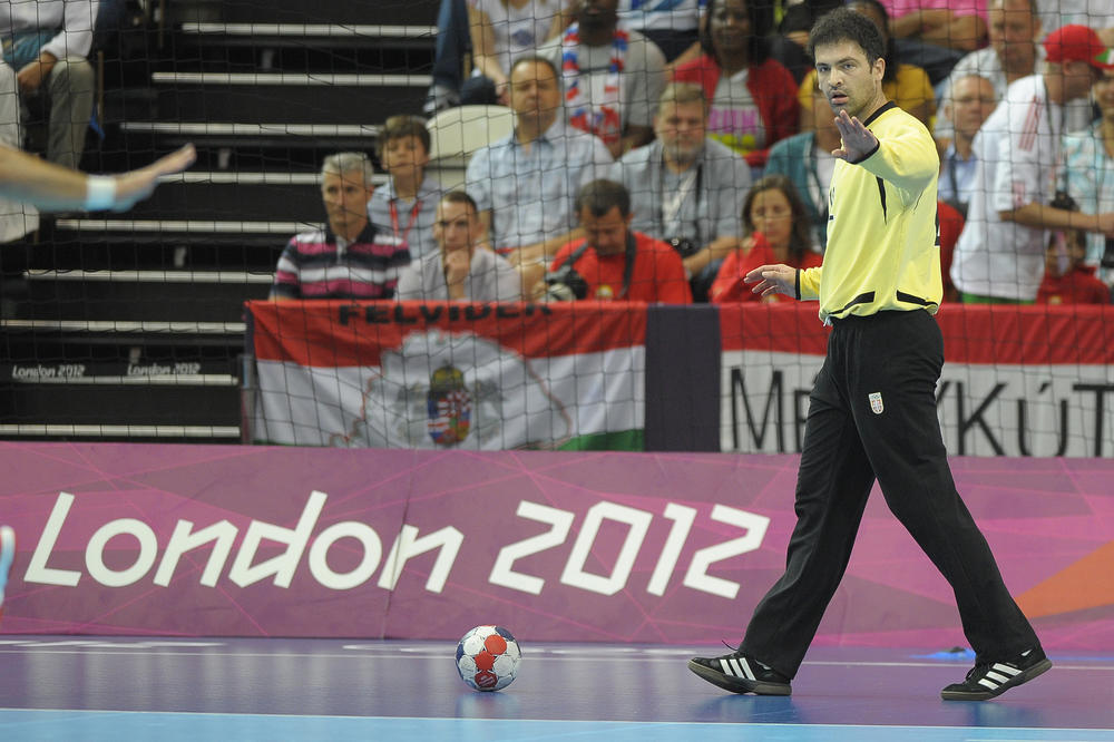 DARKO STANIĆ NAPRAVIO SKANDAL: Udario koleginicu po zadnjici, i to usred skupa o nasilju nad ženama!