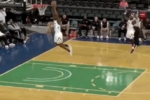 BLAM NAD BLAMOVIMA: NCAA košarkaš brutalno zakucao sa dve ruke - ali u sopstveni koš! Svi u hali popadali od smeha!